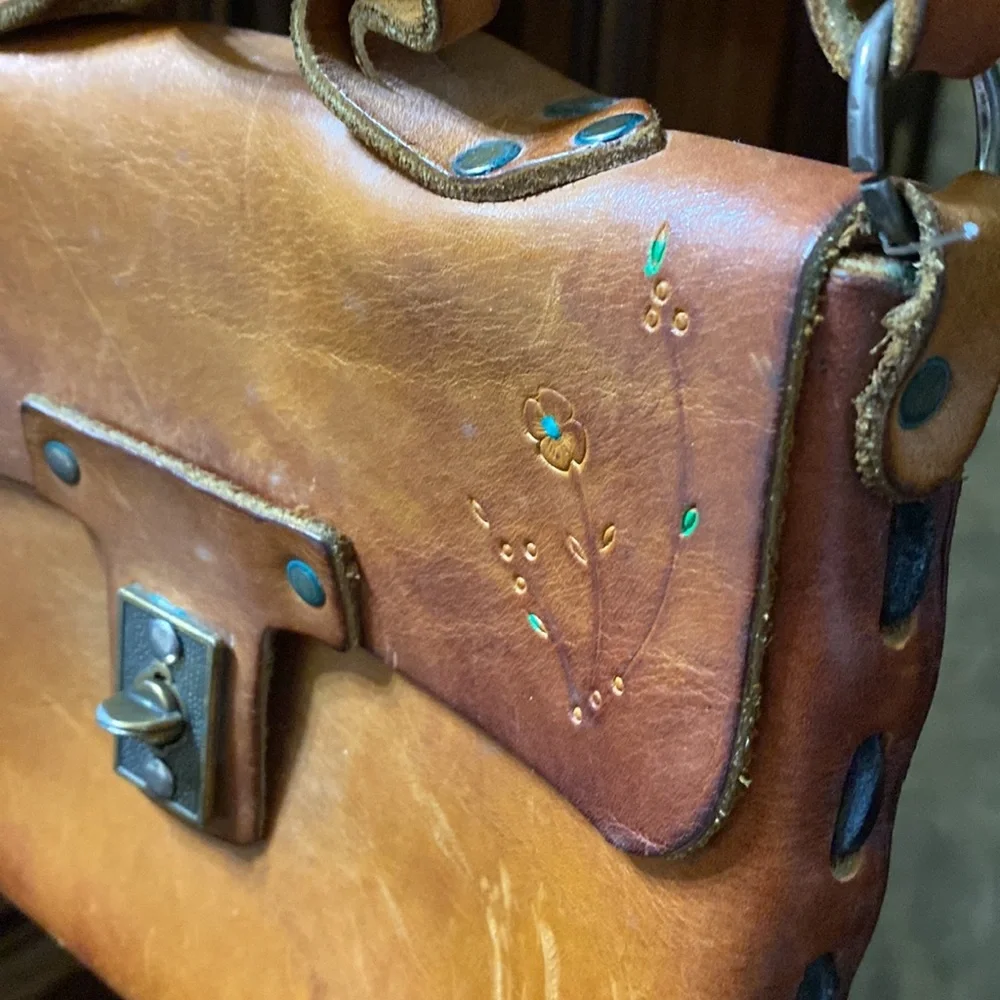 1970’s tooled leather, purse. Hand tooled Made of genuine leather. - Picture 4 of 10